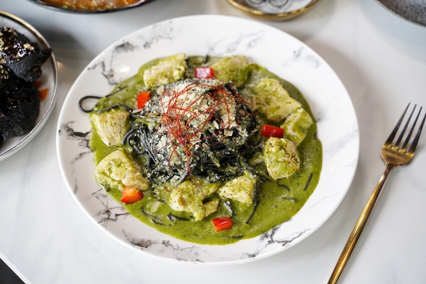 【Vu Cafe•烏色咖啡】黑色系料理,給你全新的感官味覺新體驗!烏色炸雞翅、烏色鬆餅、烏色鳳梨酥,更還有黑色系義大利麵!平日不限時且提供免費wifi,還是間寵物友善餐廳! - 阿華田的美食日記