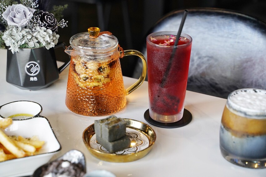 【Vu Cafe•烏色咖啡】黑色系料理,給你全新的感官味覺新體驗!烏色炸雞翅、烏色鬆餅、烏色鳳梨酥,更還有黑色系義大利麵!平日不限時且提供免費wifi,還是間寵物友善餐廳! - 阿華田的美食日記