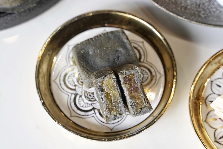 【Vu Cafe•烏色咖啡】黑色系料理,給你全新的感官味覺新體驗!烏色炸雞翅、烏色鬆餅、烏色鳳梨酥,更還有黑色系義大利麵!平日不限時且提供免費wifi,還是間寵物友善餐廳! - 阿華田的美食日記