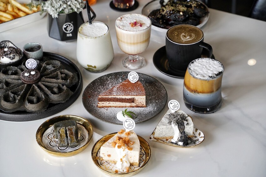 【Vu Cafe•烏色咖啡】黑色系料理,給你全新的感官味覺新體驗!烏色炸雞翅、烏色鬆餅、烏色鳳梨酥,更還有黑色系義大利麵!平日不限時且提供免費wifi,還是間寵物友善餐廳! - 阿華田的美食日記