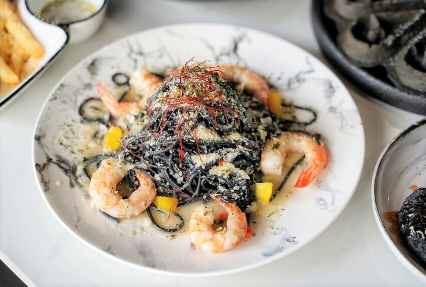 【Vu Cafe•烏色咖啡】黑色系料理,給你全新的感官味覺新體驗!烏色炸雞翅、烏色鬆餅、烏色鳳梨酥,更還有黑色系義大利麵!平日不限時且提供免費wifi,還是間寵物友善餐廳! - 阿華田的美食日記