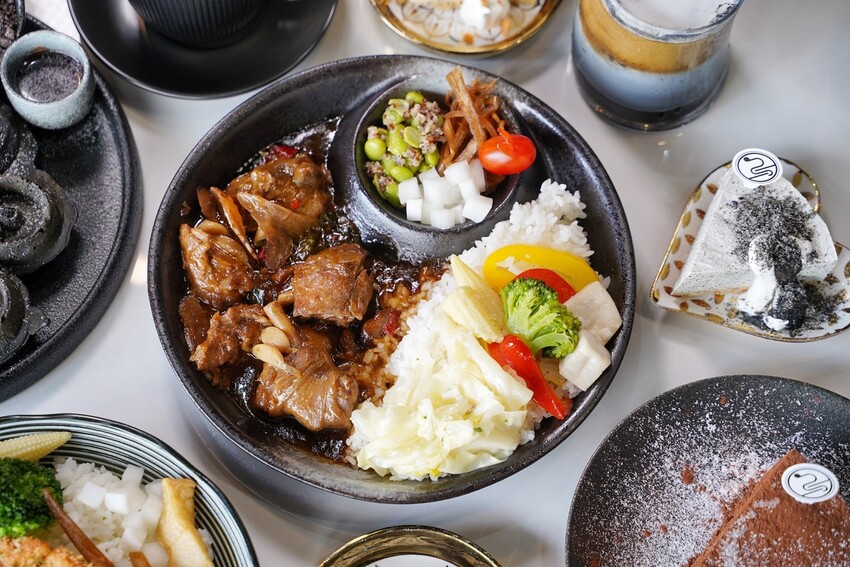 【Vu Cafe•烏色咖啡】黑色系料理,給你全新的感官味覺新體驗!烏色炸雞翅、烏色鬆餅、烏色鳳梨酥,更還有黑色系義大利麵!平日不限時且提供免費wifi,還是間寵物友善餐廳! - 阿華田的美食日記