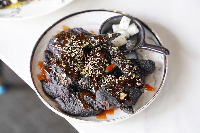 【Vu Cafe•烏色咖啡】黑色系料理,給你全新的感官味覺新體驗!烏色炸雞翅、烏色鬆餅、烏色鳳梨酥,更還有黑色系義大利麵!平日不限時且提供免費wifi,還是間寵物友善餐廳! - 阿華田的美食日記