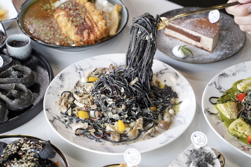 【Vu Cafe•烏色咖啡】黑色系料理,給你全新的感官味覺新體驗!烏色炸雞翅、烏色鬆餅、烏色鳳梨酥,更還有黑色系義大利麵!平日不限時且提供免費wifi,還是間寵物友善餐廳! - 阿華田的美食日記