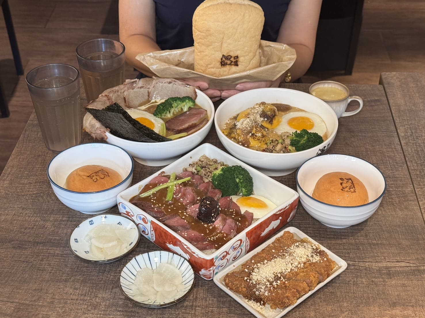 温咖哩｜台北咖哩控朝聖名店！現炒熟成創意咖哩太狂，肉量爆炸超有飽足感。連平日都排隊 – 艾瑞絲的吃貨日常