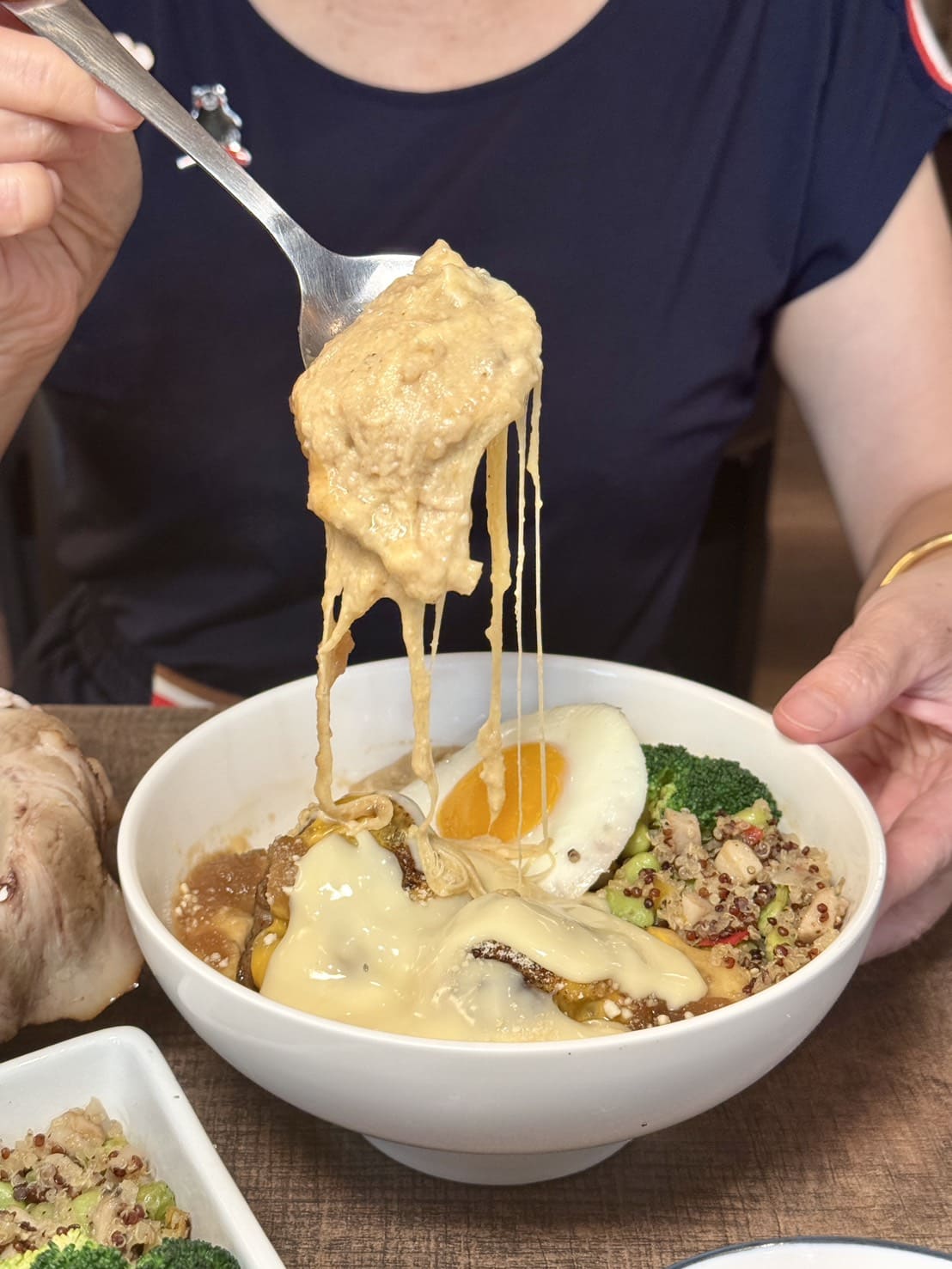 温咖哩｜台北咖哩控朝聖名店！現炒熟成創意咖哩太狂，肉量爆炸超有飽足感。連平日都排隊 – 艾瑞絲的吃貨日常