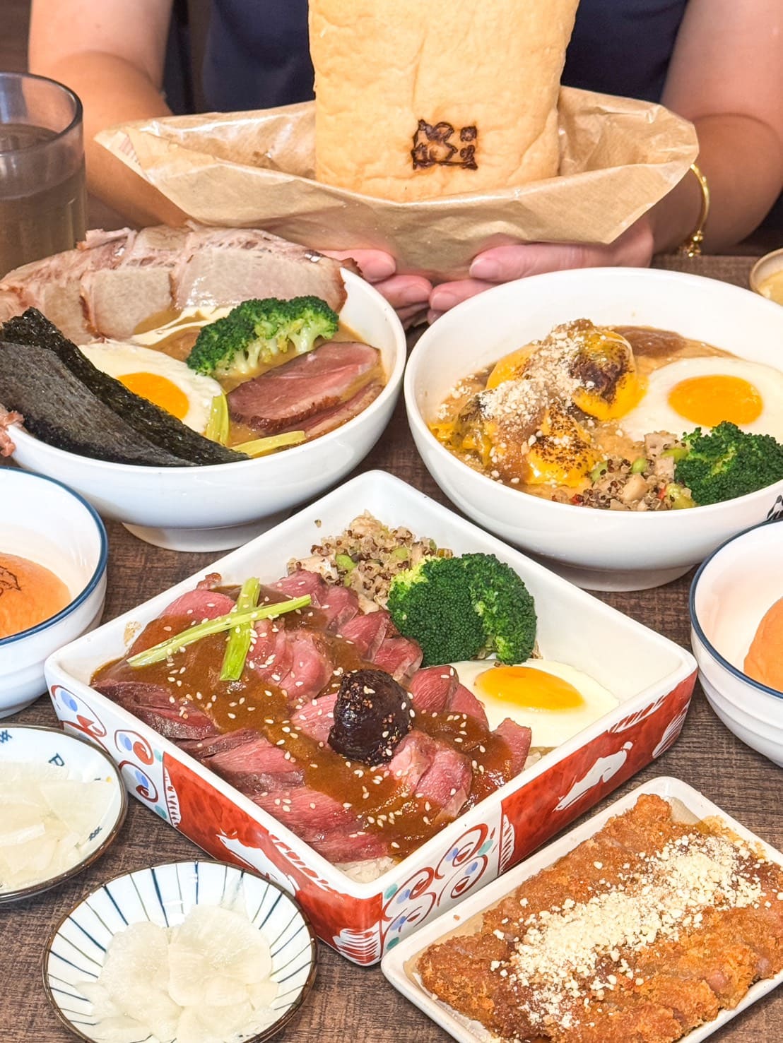 温咖哩｜台北咖哩控朝聖名店！現炒熟成創意咖哩太狂，肉量爆炸超有飽足感。連平日都排隊 – 艾瑞絲的吃貨日常