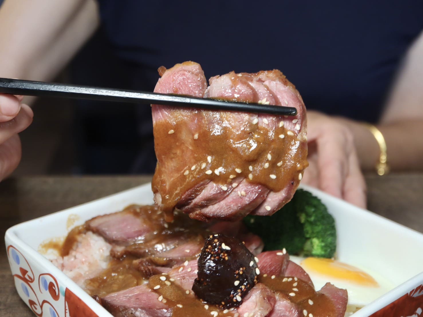 温咖哩｜台北咖哩控朝聖名店！現炒熟成創意咖哩太狂，肉量爆炸超有飽足感。連平日都排隊 – 艾瑞絲的吃貨日常