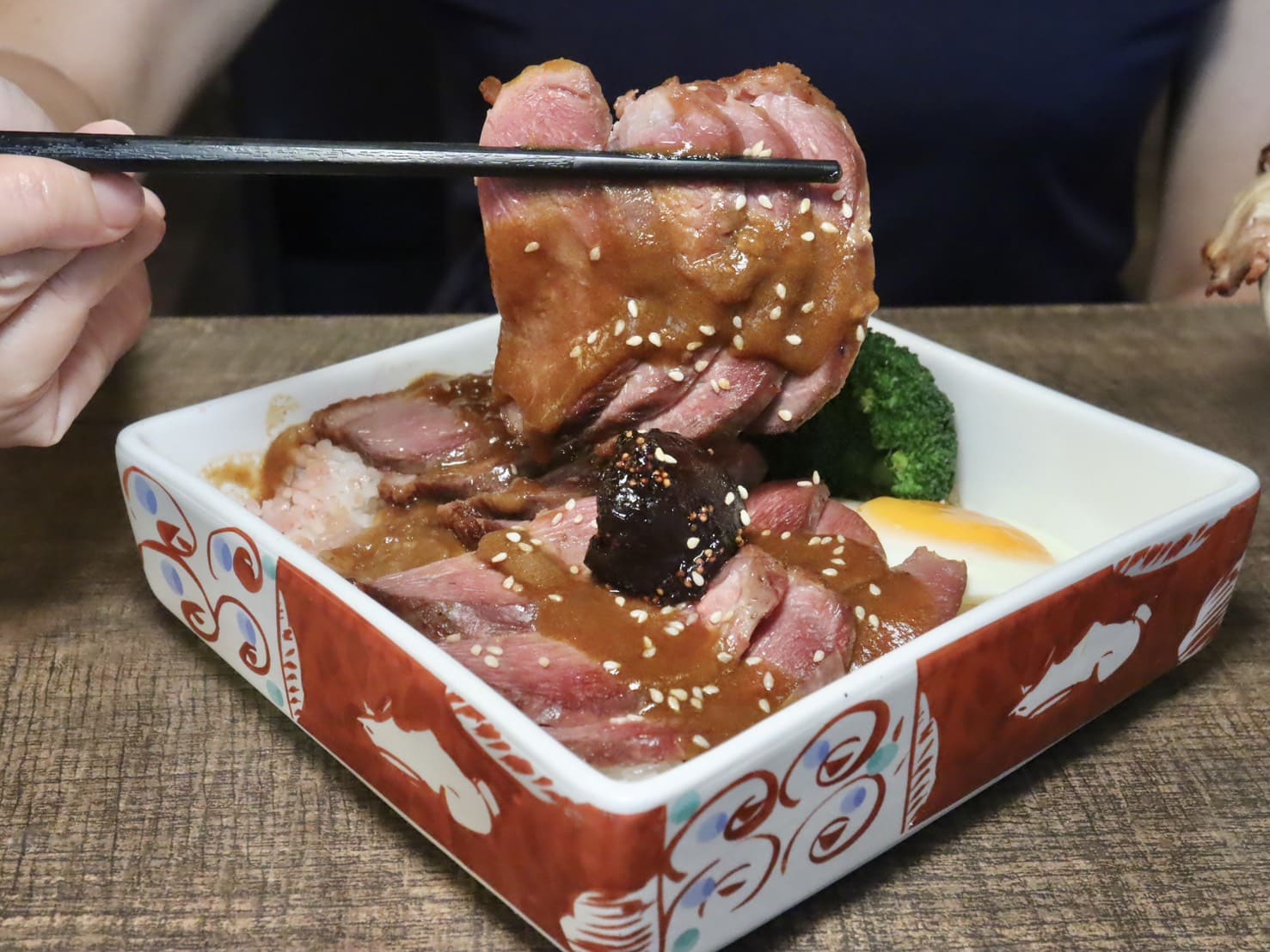 温咖哩｜台北咖哩控朝聖名店！現炒熟成創意咖哩太狂，肉量爆炸超有飽足感。連平日都排隊 – 艾瑞絲的吃貨日常