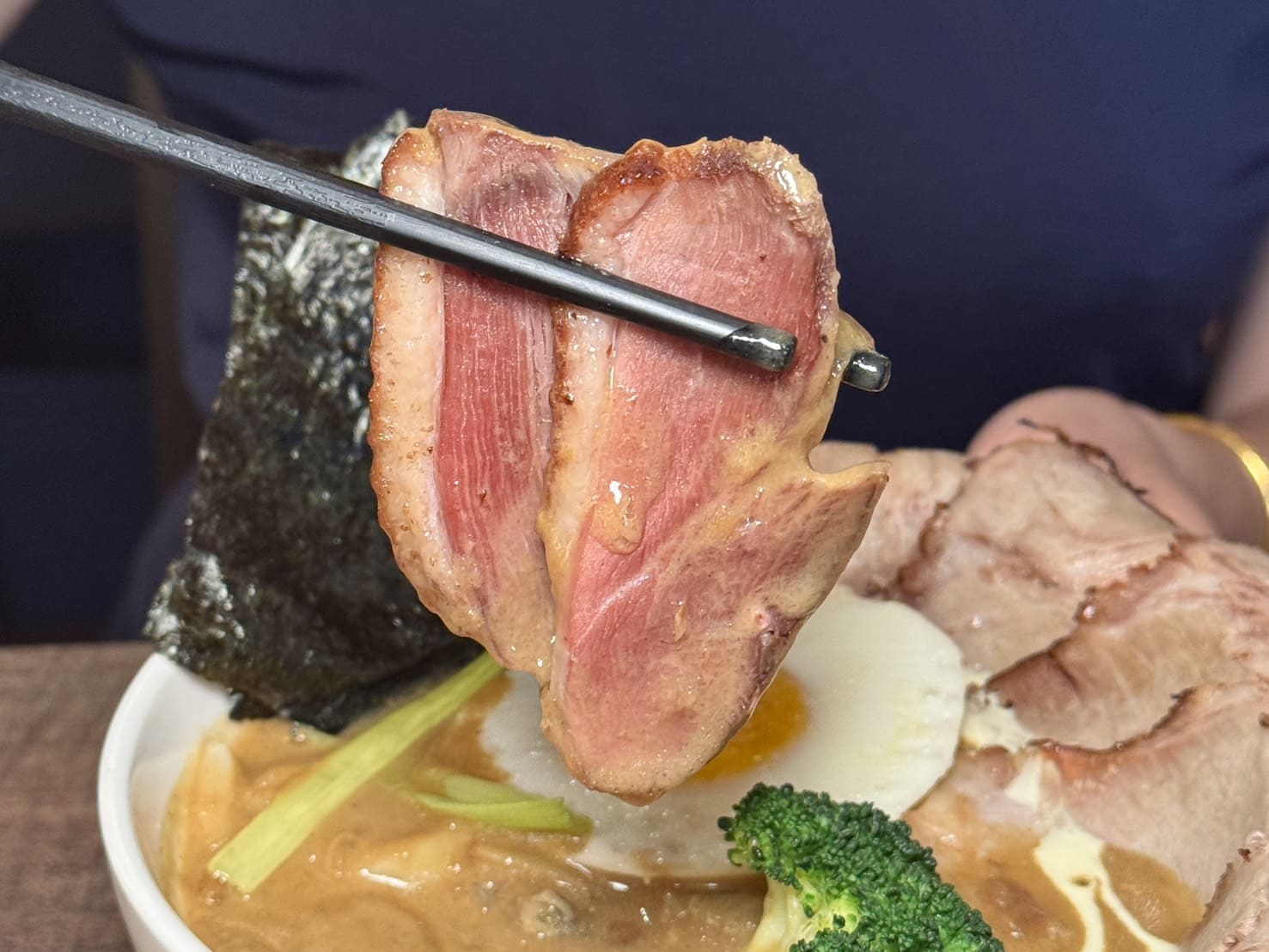 温咖哩｜台北咖哩控朝聖名店！現炒熟成創意咖哩太狂，肉量爆炸超有飽足感。連平日都排隊 – 艾瑞絲的吃貨日常