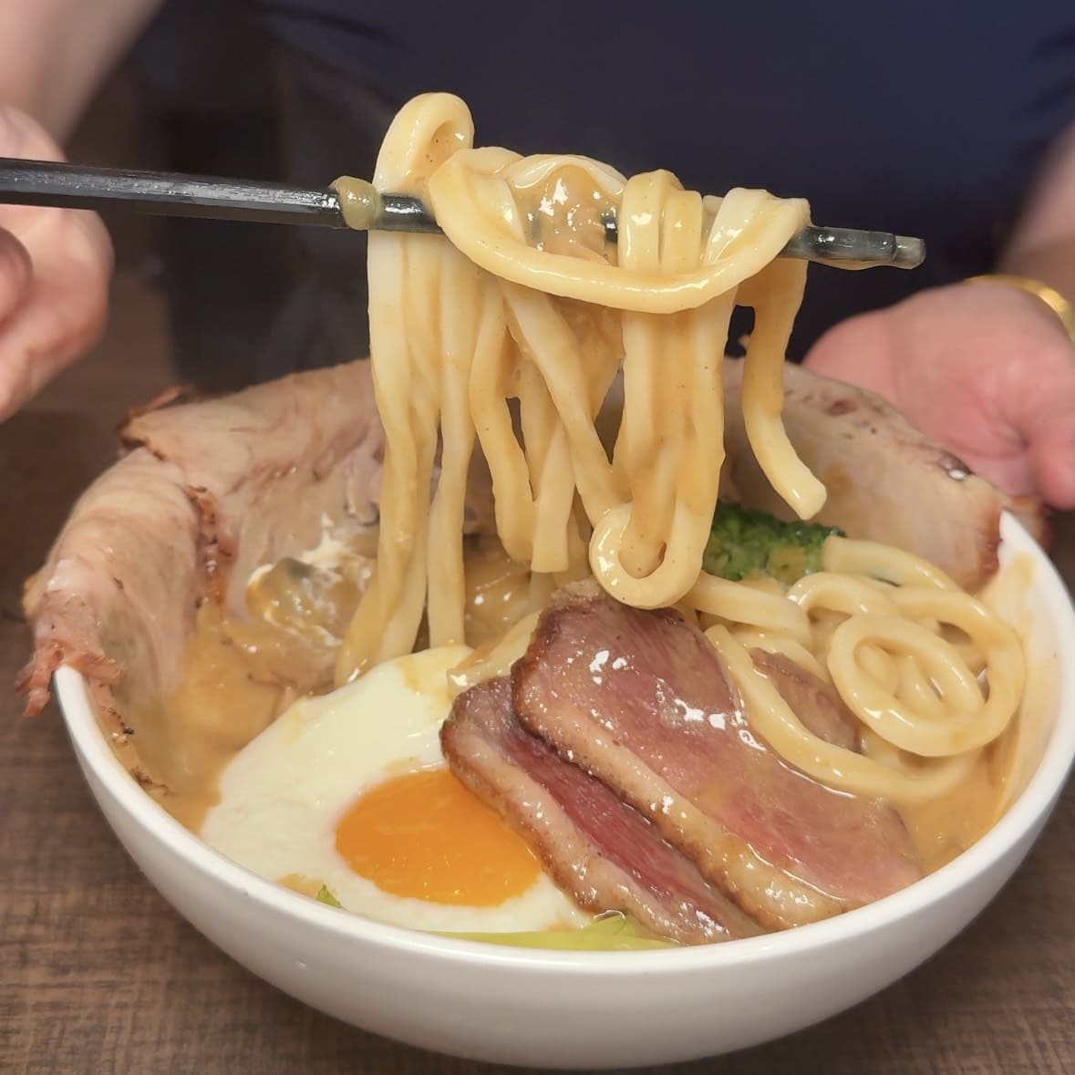 温咖哩｜台北咖哩控朝聖名店！現炒熟成創意咖哩太狂，肉量爆炸超有飽足感。連平日都排隊 – 艾瑞絲的吃貨日常