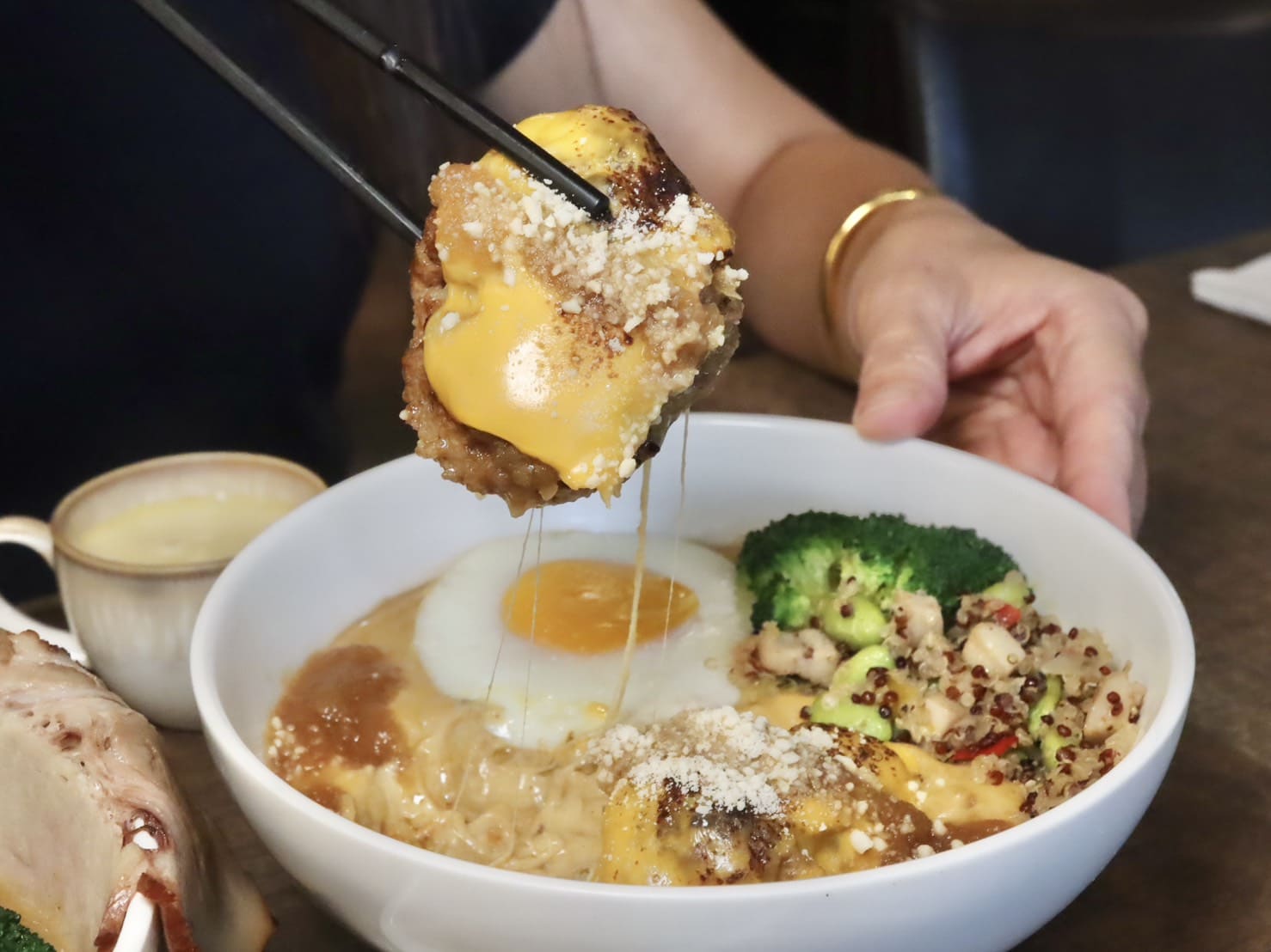 温咖哩｜台北咖哩控朝聖名店！現炒熟成創意咖哩太狂，肉量爆炸超有飽足感。連平日都排隊 – 艾瑞絲的吃貨日常