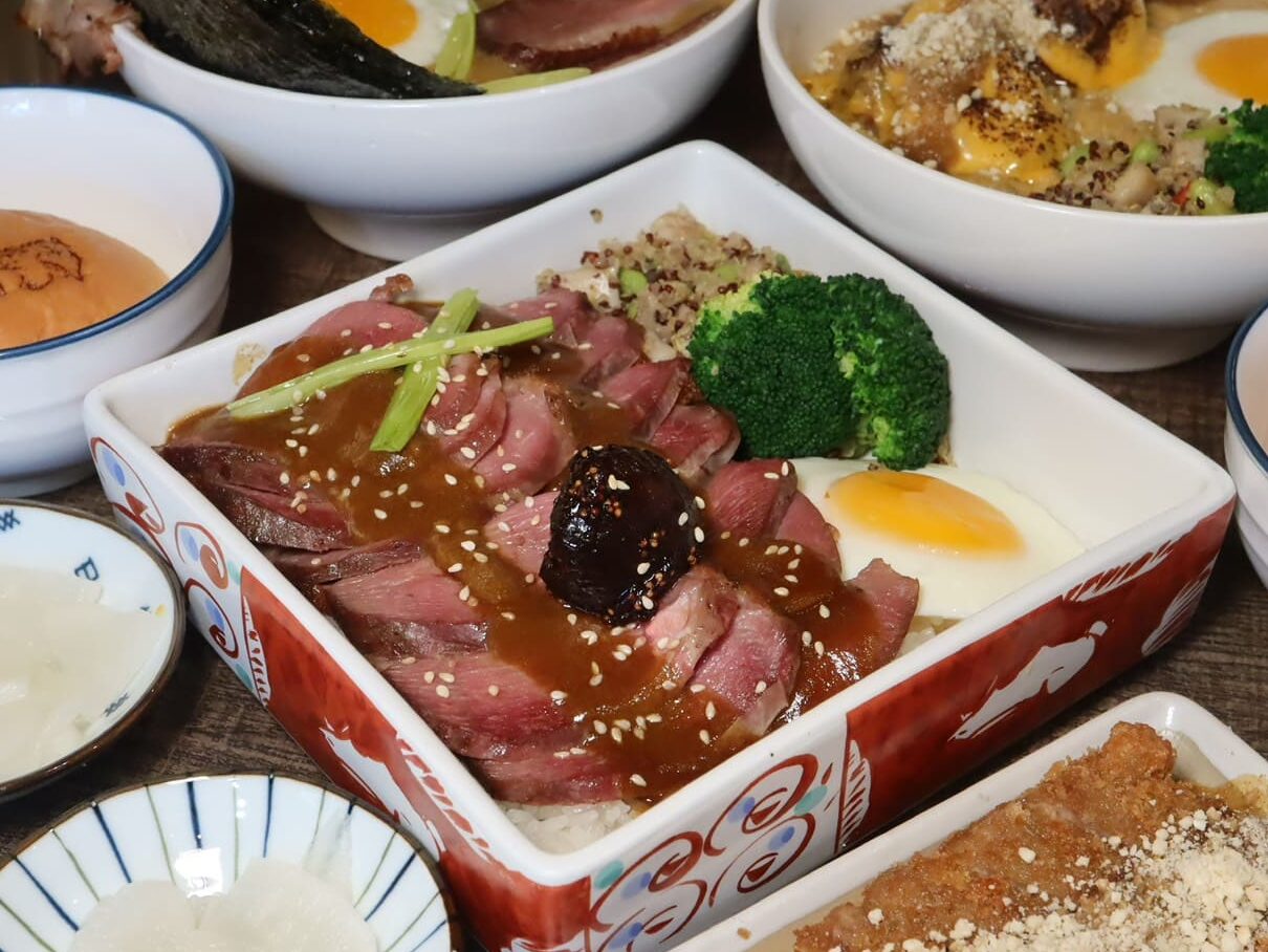 温咖哩｜台北咖哩控朝聖名店！現炒熟成創意咖哩太狂，肉量爆炸超有飽足感。連平日都排隊 – 艾瑞絲的吃貨日常