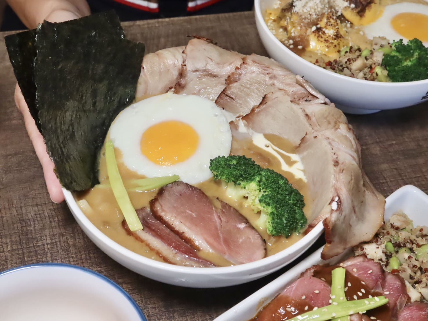 温咖哩｜台北咖哩控朝聖名店！現炒熟成創意咖哩太狂，肉量爆炸超有飽足感。連平日都排隊 – 艾瑞絲的吃貨日常