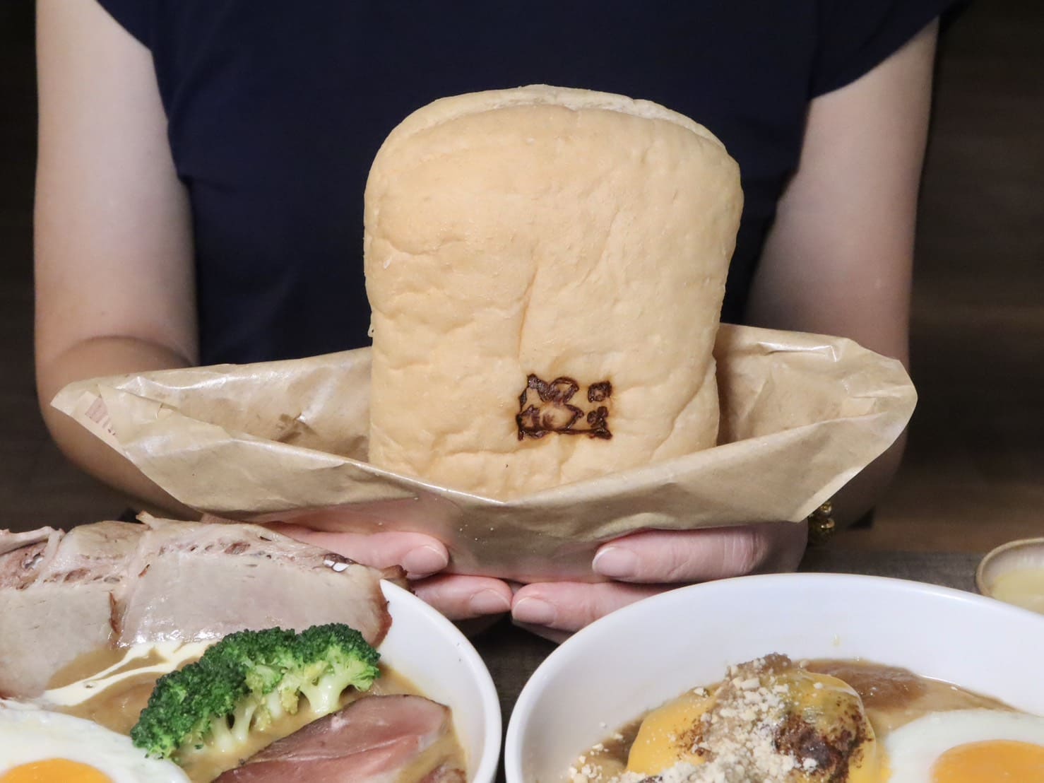 温咖哩｜台北咖哩控朝聖名店！現炒熟成創意咖哩太狂，肉量爆炸超有飽足感。連平日都排隊 – 艾瑞絲的吃貨日常