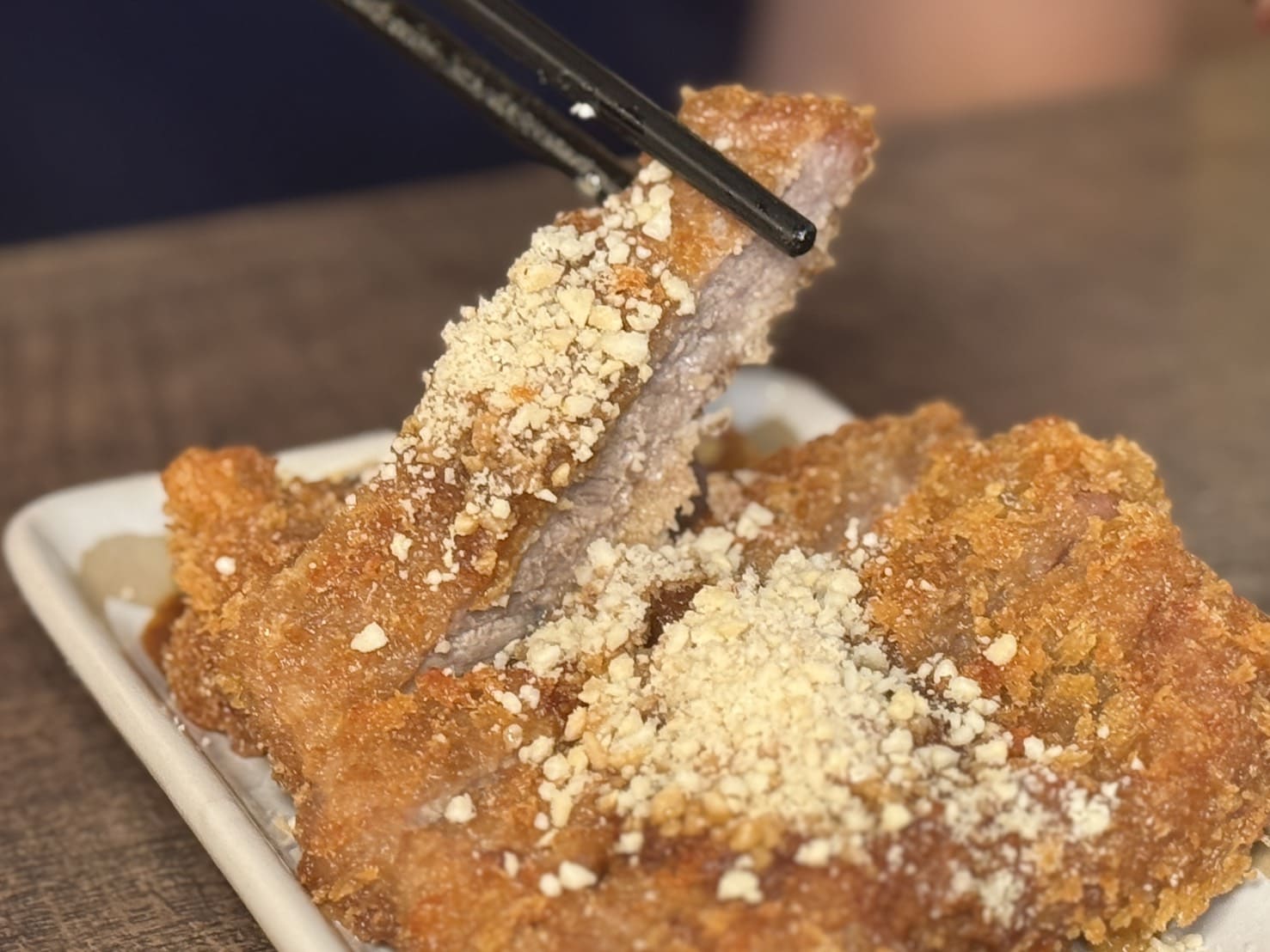 温咖哩｜台北咖哩控朝聖名店！現炒熟成創意咖哩太狂，肉量爆炸超有飽足感。連平日都排隊 – 艾瑞絲的吃貨日常