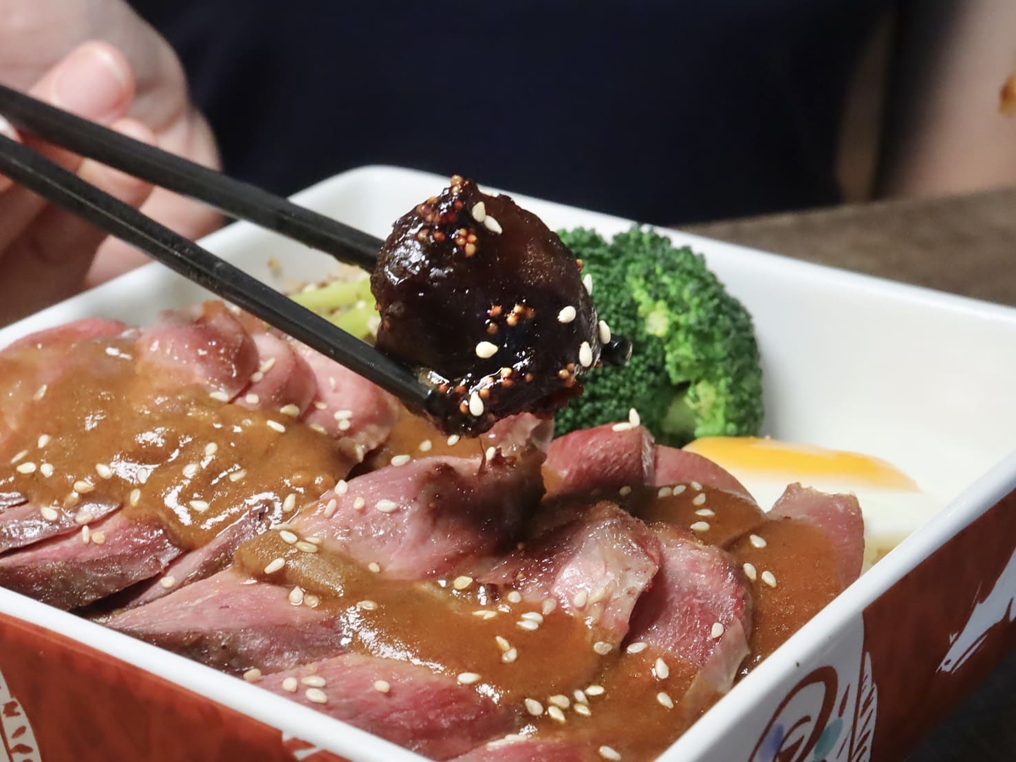 温咖哩｜台北咖哩控朝聖名店！現炒熟成創意咖哩太狂，肉量爆炸超有飽足感。連平日都排隊 – 艾瑞絲的吃貨日常