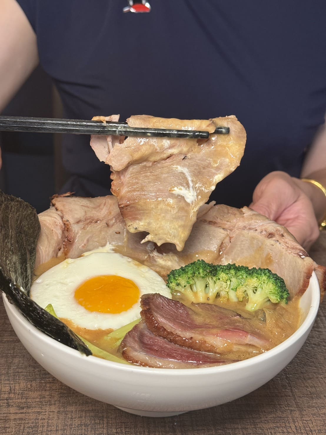 温咖哩｜台北咖哩控朝聖名店！現炒熟成創意咖哩太狂，肉量爆炸超有飽足感。連平日都排隊 – 艾瑞絲的吃貨日常