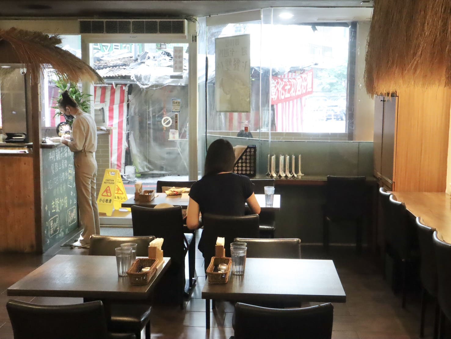 温咖哩｜台北咖哩控朝聖名店！現炒熟成創意咖哩太狂，肉量爆炸超有飽足感。連平日都排隊 – 艾瑞絲的吃貨日常