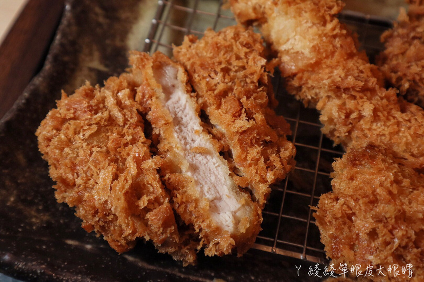 新竹火車站附近美食推薦勝博殿！主打厚實日式炸豬排定食，期間限定肥美多汁的廣島牡蠣 - ㄚ綾綾單眼皮大眼睛