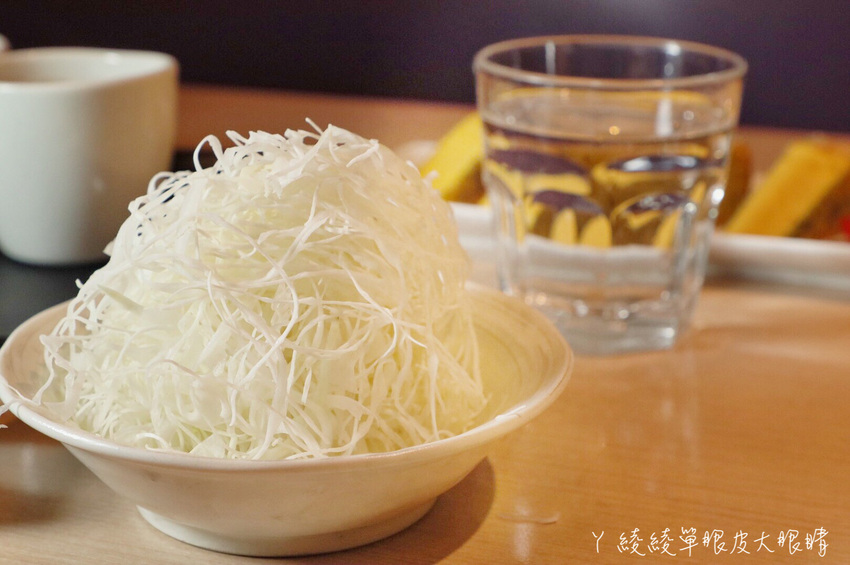 新竹火車站附近美食推薦勝博殿！主打厚實日式炸豬排定食，期間限定肥美多汁的廣島牡蠣 - ㄚ綾綾單眼皮大眼睛