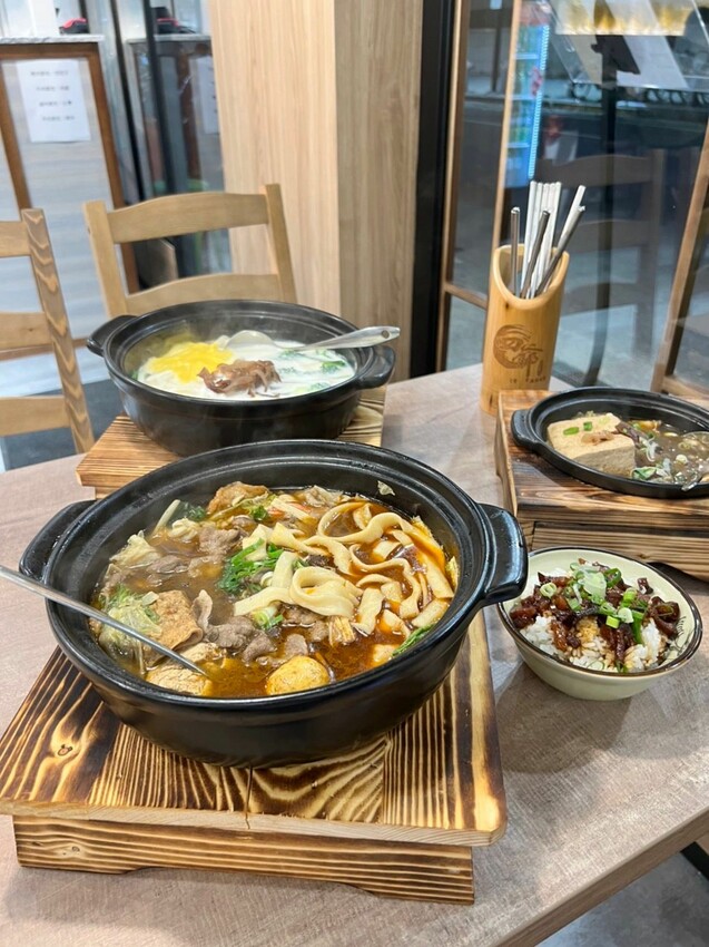 芝山美食|四爺麻辣食堂 高評價的平價美食!銷魂麻辣爆汁臭豆腐、 香濃起司牛奶鍋 秘密吃法大公開