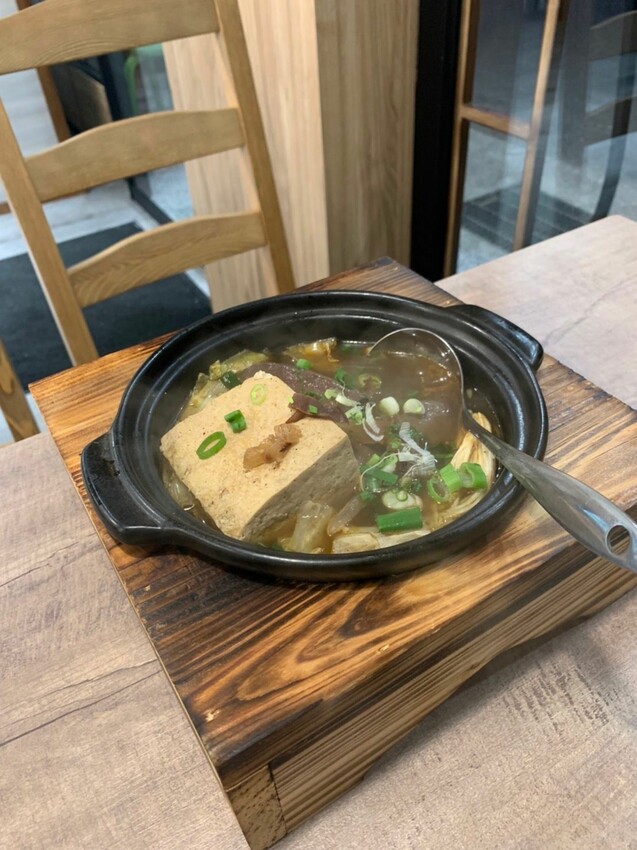 芝山美食|四爺麻辣食堂 高評價的平價美食!銷魂麻辣爆汁臭豆腐、 香濃起司牛奶鍋 秘密吃法大公開
