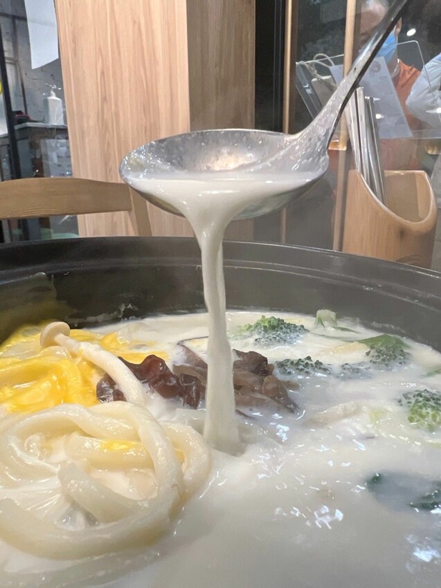 芝山美食|四爺麻辣食堂 高評價的平價美食!銷魂麻辣爆汁臭豆腐、 香濃起司牛奶鍋 秘密吃法大公開