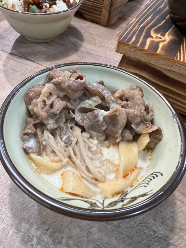 芝山美食|四爺麻辣食堂 高評價的平價美食!銷魂麻辣爆汁臭豆腐、 香濃起司牛奶鍋 秘密吃法大公開