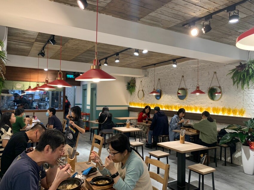 芝山美食|四爺麻辣食堂 高評價的平價美食!銷魂麻辣爆汁臭豆腐、 香濃起司牛奶鍋 秘密吃法大公開