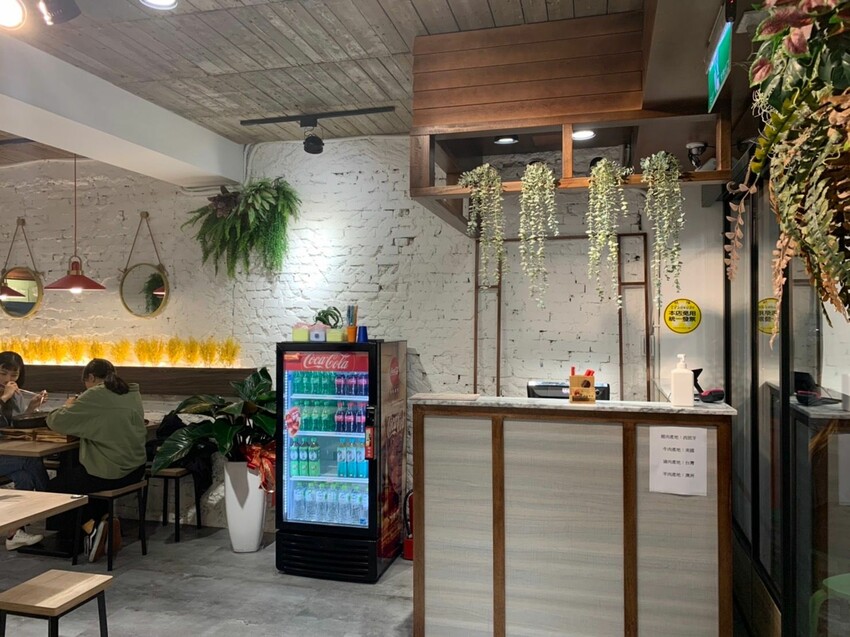 芝山美食|四爺麻辣食堂 高評價的平價美食!銷魂麻辣爆汁臭豆腐、 香濃起司牛奶鍋 秘密吃法大公開