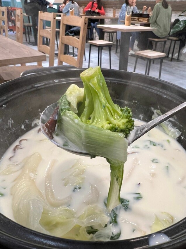 芝山美食|四爺麻辣食堂 高評價的平價美食!銷魂麻辣爆汁臭豆腐、 香濃起司牛奶鍋 秘密吃法大公開