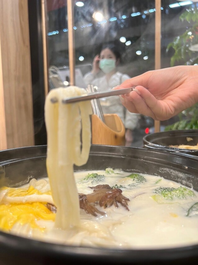 芝山美食|四爺麻辣食堂 高評價的平價美食!銷魂麻辣爆汁臭豆腐、 香濃起司牛奶鍋 秘密吃法大公開