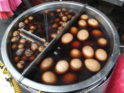 [台南美食] 新化老攤｜飄香一甲子的雞蛋糕（鴨蛋糕）、香蕉、車輪餅、茶葉蛋、鳥蛋，來新化老街必吃的古早味點心！