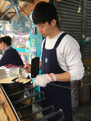 [台南美食] 新化老攤｜飄香一甲子的雞蛋糕（鴨蛋糕）、香蕉、車輪餅、茶葉蛋、鳥蛋，來新化老街必吃的古早味點心！