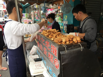 [台南美食] 新化老攤｜飄香一甲子的雞蛋糕（鴨蛋糕）、香蕉、車輪餅、茶葉蛋、鳥蛋，來新化老街必吃的古早味點心！