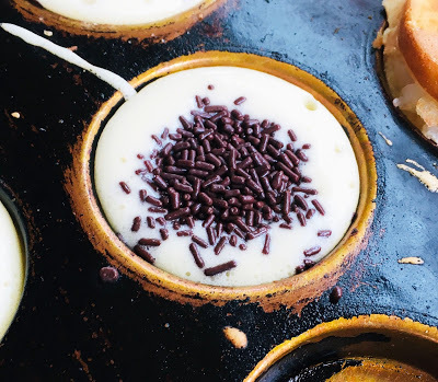 [台南美食] 新化老攤｜飄香一甲子的雞蛋糕（鴨蛋糕）、香蕉、車輪餅、茶葉蛋、鳥蛋，來新化老街必吃的古早味點心！