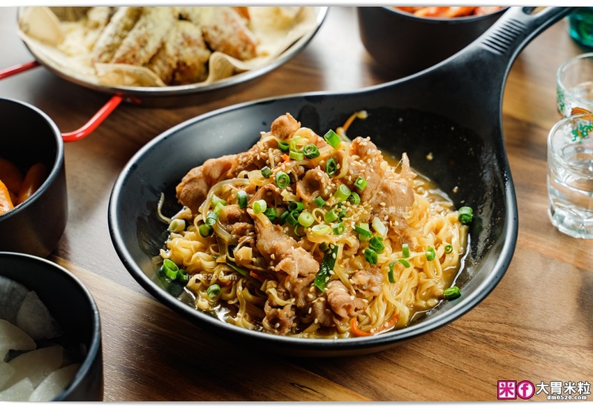 中壢人宵夜聚餐推薦~免出國感受韓劇酒館氣氛,BINGU BEER賓屋韓國小酒館,部隊鍋x韓式熱炒x韓國深水炸彈啤酒,中壢威尼斯影城美食推薦2021, @大胃米粒 DAVID & MILLY