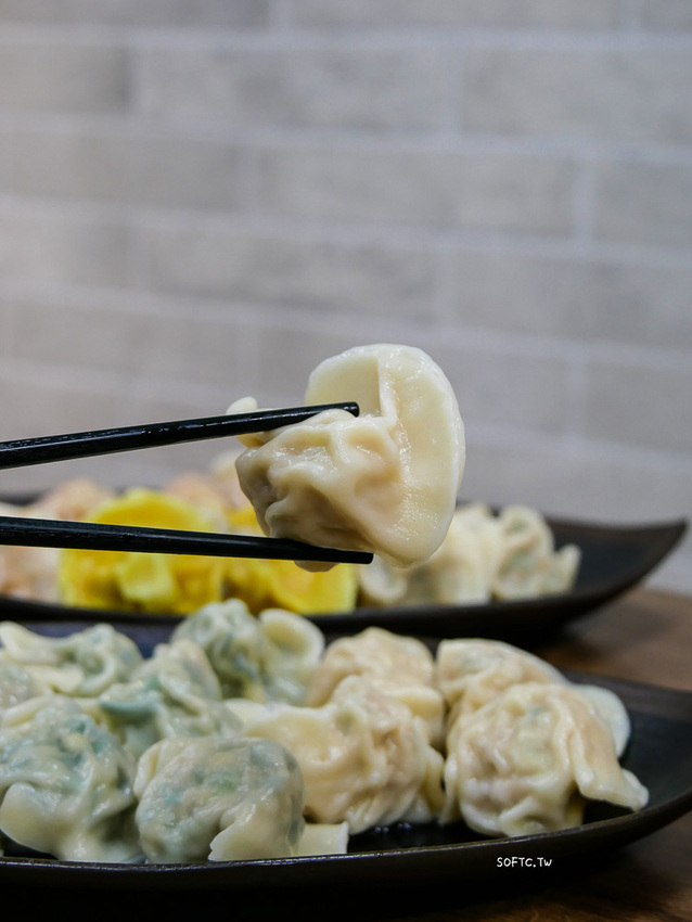 麟光站美食推薦》皇家水餃●麟光站在地超大顆爆餡水餃! 必吃招牌剝皮辣椒水餃 宅配冷凍水餃推薦 - 軟西，遊記