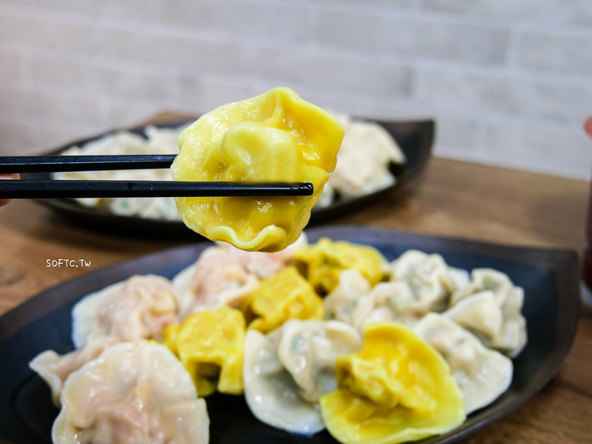 麟光站美食推薦》皇家水餃●麟光站在地超大顆爆餡水餃! 必吃招牌剝皮辣椒水餃 宅配冷凍水餃推薦 - 軟西，遊記