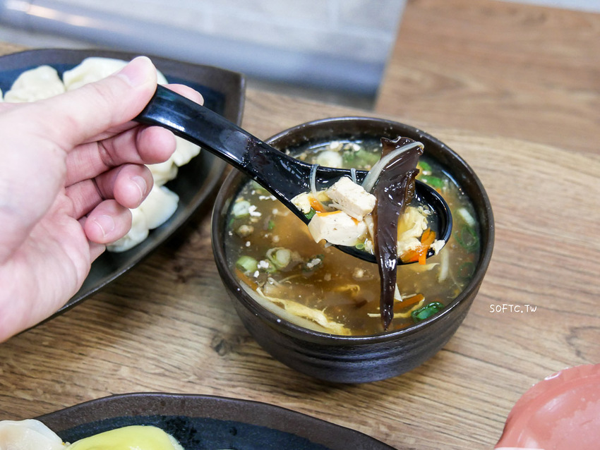 麟光站美食推薦》皇家水餃●麟光站在地超大顆爆餡水餃! 必吃招牌剝皮辣椒水餃 宅配冷凍水餃推薦 - 軟西，遊記