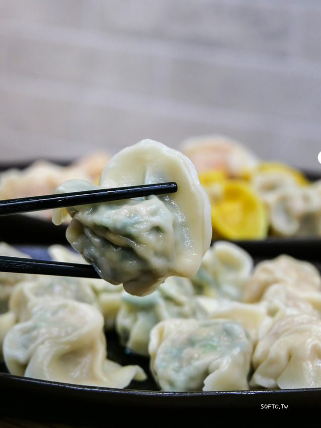 麟光站美食推薦》皇家水餃●麟光站在地超大顆爆餡水餃! 必吃招牌剝皮辣椒水餃 宅配冷凍水餃推薦 - 軟西，遊記