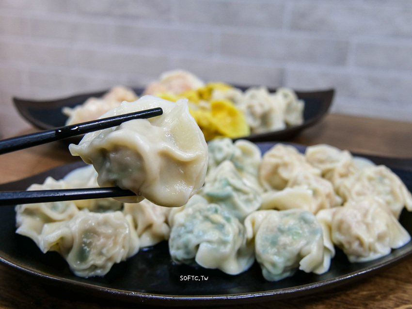 麟光站美食推薦》皇家水餃●麟光站在地超大顆爆餡水餃! 必吃招牌剝皮辣椒水餃 宅配冷凍水餃推薦 - 軟西，遊記