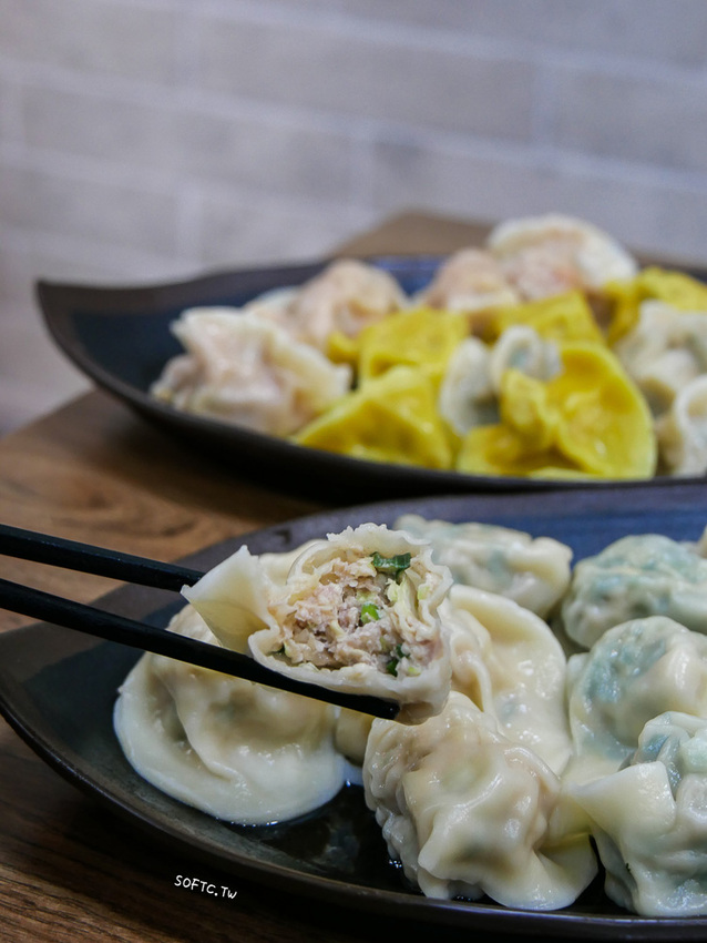 麟光站美食推薦》皇家水餃●麟光站在地超大顆爆餡水餃! 必吃招牌剝皮辣椒水餃 宅配冷凍水餃推薦 - 軟西，遊記