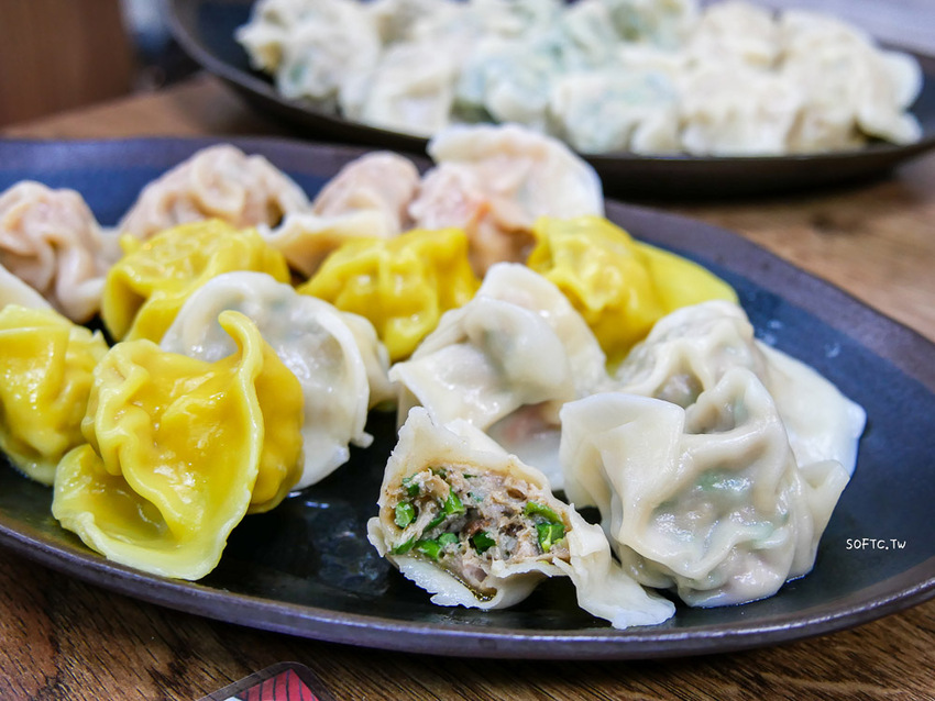 麟光站美食推薦》皇家水餃●麟光站在地超大顆爆餡水餃! 必吃招牌剝皮辣椒水餃 宅配冷凍水餃推薦 - 軟西，遊記