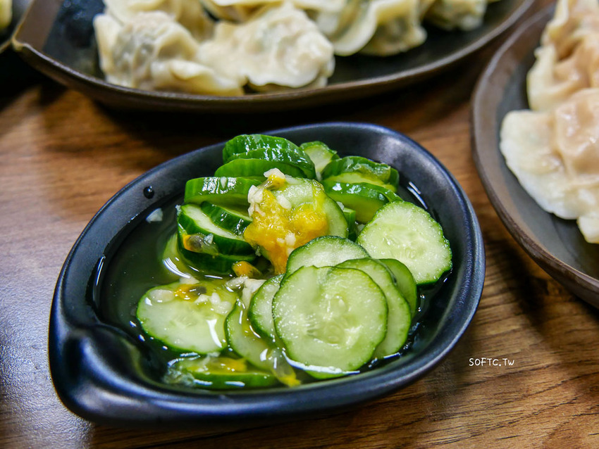 麟光站美食推薦》皇家水餃●麟光站在地超大顆爆餡水餃! 必吃招牌剝皮辣椒水餃 宅配冷凍水餃推薦 - 軟西，遊記