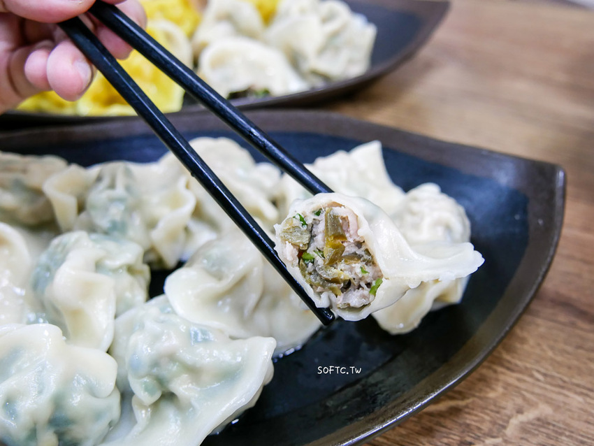 麟光站美食推薦》皇家水餃●麟光站在地超大顆爆餡水餃! 必吃招牌剝皮辣椒水餃 宅配冷凍水餃推薦 - 軟西，遊記