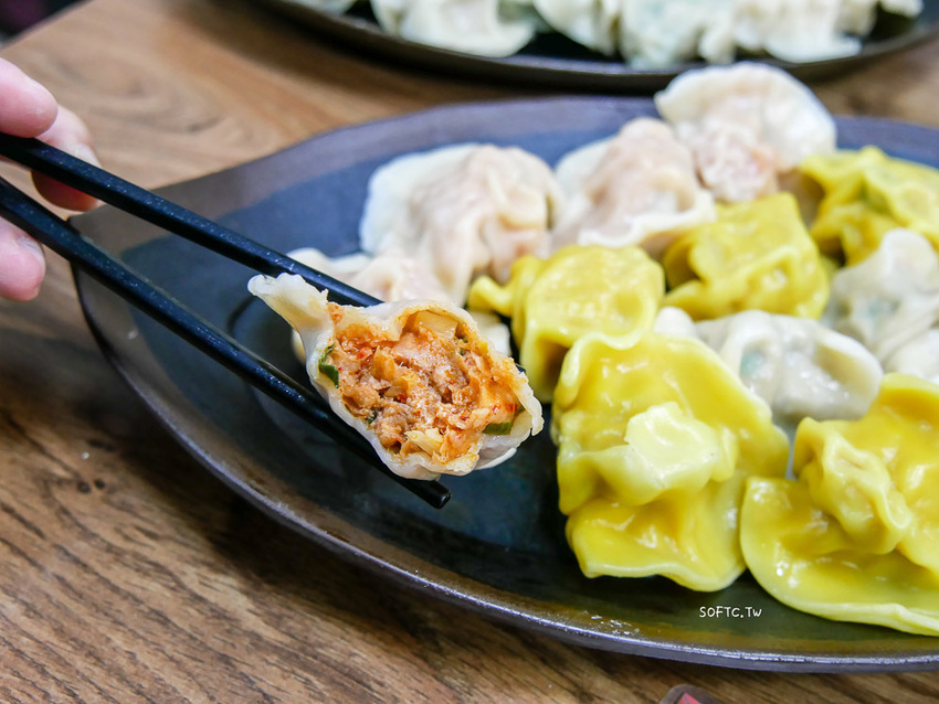 麟光站美食推薦》皇家水餃●麟光站在地超大顆爆餡水餃! 必吃招牌剝皮辣椒水餃 宅配冷凍水餃推薦 - 軟西，遊記