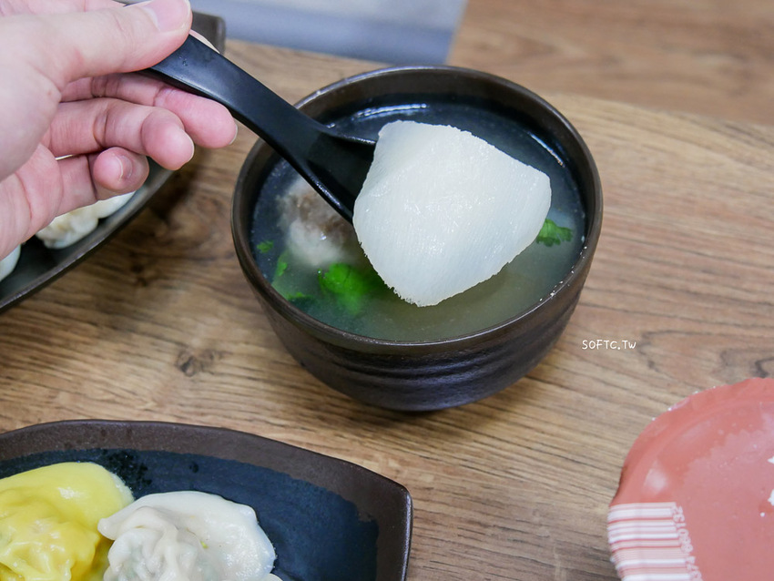 麟光站美食推薦》皇家水餃●麟光站在地超大顆爆餡水餃! 必吃招牌剝皮辣椒水餃 宅配冷凍水餃推薦 - 軟西，遊記