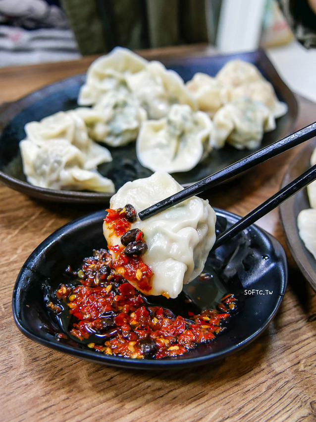 麟光站美食推薦》皇家水餃●麟光站在地超大顆爆餡水餃! 必吃招牌剝皮辣椒水餃 宅配冷凍水餃推薦 - 軟西，遊記